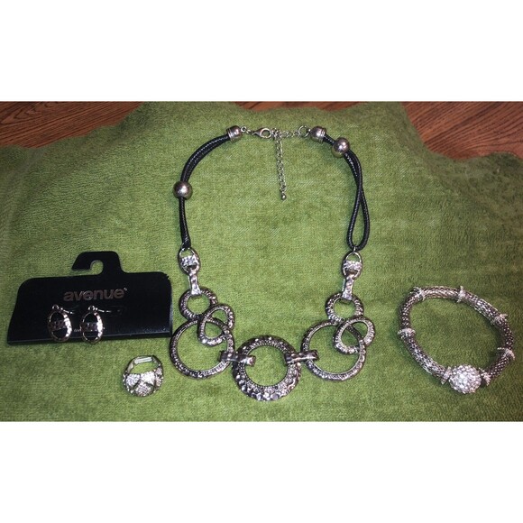 Avenue Necklace, Bracelet, Earings & Ring - Picture 2 of 8